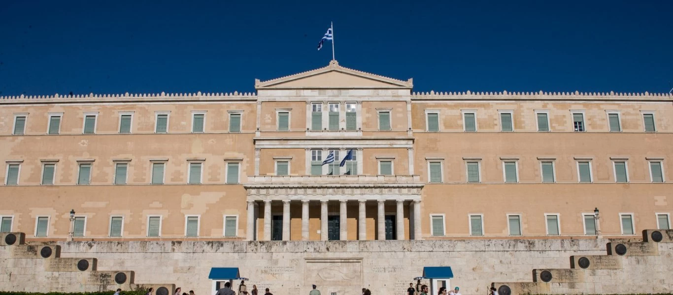 Βουλή: Αλλάζει όψη - Ξεκίνησαν οι εργασίες αποκατάστασης